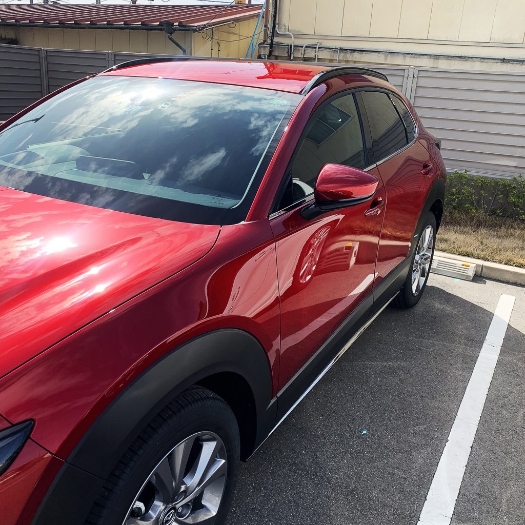 窓枠のシルバー鏡面に合わせて鏡面にしました『CX-30』 | サムライ