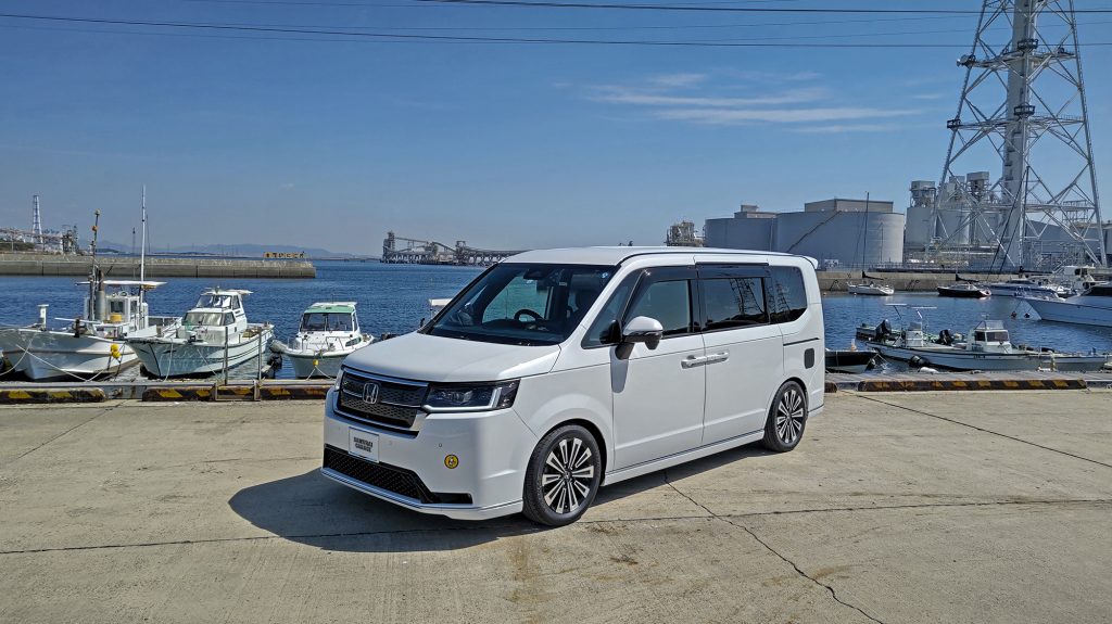 車高下げた所と、純正アルミのツライチです。『ステップワゴンスパーダ